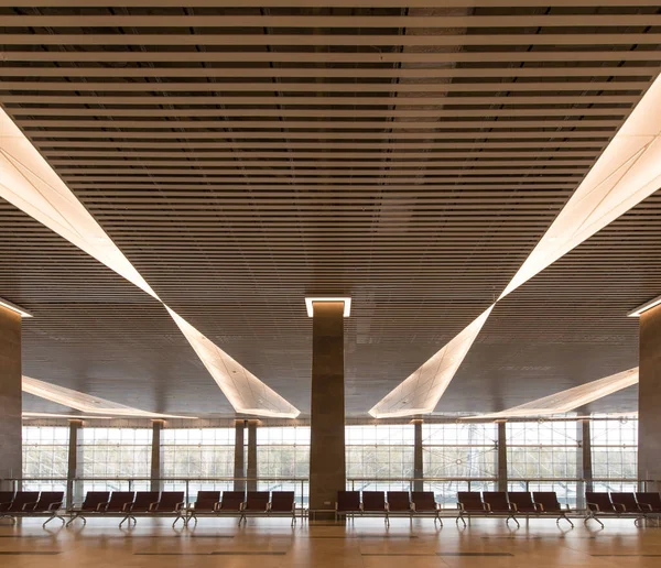 Işık ve sütunla modern iç mekan