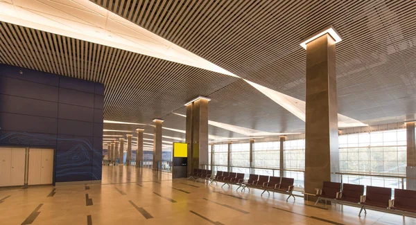 Işık ve sütunla modern iç mekan