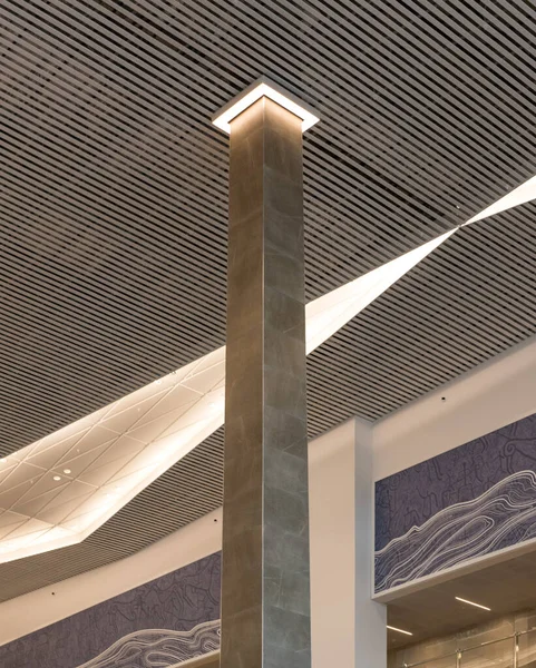 Işık ve sütunla modern iç mekan