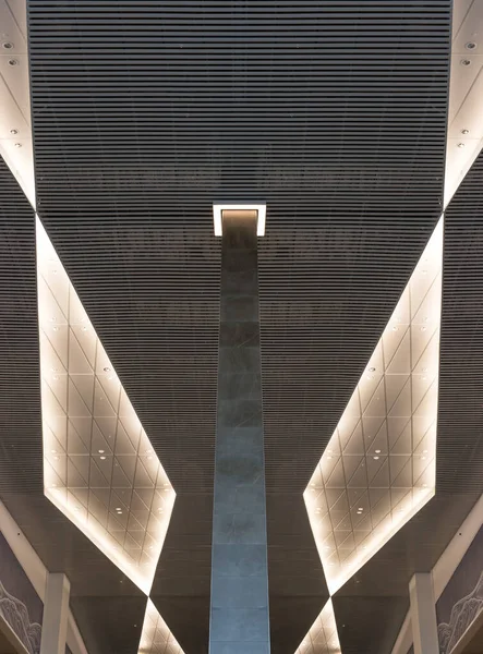 Işık ve sütunla modern iç mekan