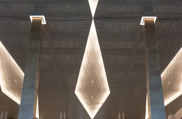 Işık ve sütunla modern iç mekan