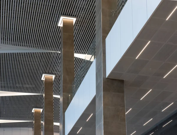 Işık ve sütunla modern iç mekan