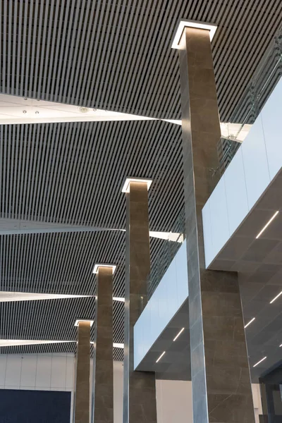 Işık ve sütunla modern iç mekan