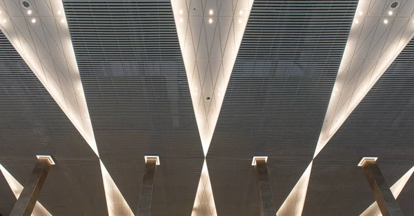 Işık ve sütunla modern iç mekan