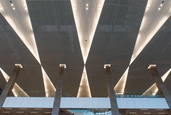 Işık ve sütunla modern iç mekan