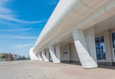 Mavi gökyüzü olan beyaz modern bina