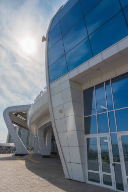 Mavi gökyüzü olan beyaz modern bina