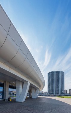 Mavi gökyüzü olan beyaz modern bina