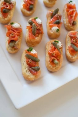 Beyaz tabakta balıklı aperatif.