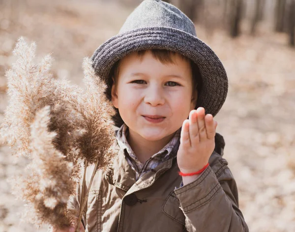 Niño Envía Beso Niño Bosque Niño Sombrero Niño Con Espiguillas — Foto de Stock