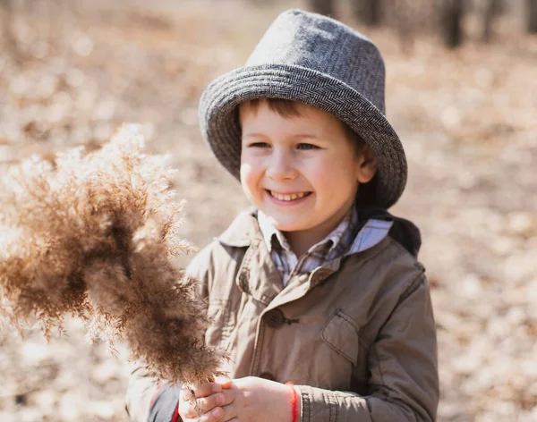 Ragazzo Nella Foresta Ragazzo Con Cappello Ragazzo Con Spighette — Foto Stock