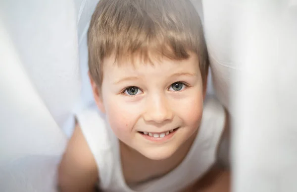 Ragazzo Appena Svegliato Sparando Casa Ragazzo Uno Sfondo Bianco — Foto Stock