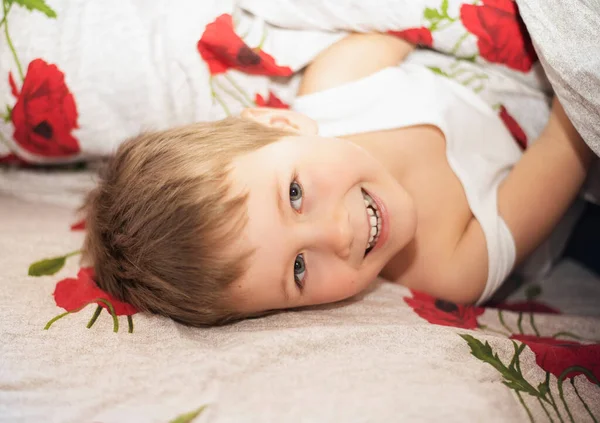 Ragazzo Appena Svegliato Sdraiato Letto — Foto Stock