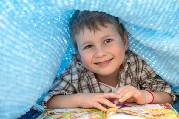 Niño Debajo Una Manta Lee Libro Niño Con Libro Casa — Foto de Stock