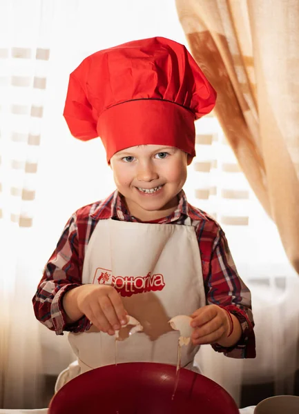 Aşçı şapkalı çocuk pişirme hazırlıyor, Paskalya pastası.