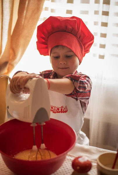 Aşçı şapkalı çocuk pişirme hazırlıyor, Paskalya pastası.
