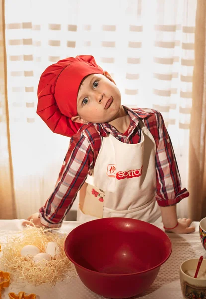 Aşçı şapkalı çocuk pişirme hazırlıyor, Paskalya pastası.