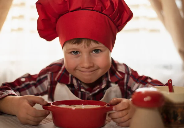 Aşçı şapkalı çocuk pişirme hazırlıyor, Paskalya pastası.