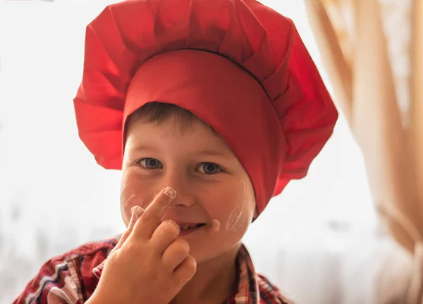 Aşçı şapkalı çocuk pişirme hazırlıyor, Paskalya pastası.