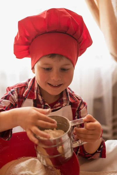 Aşçı şapkalı çocuk pişirme hazırlıyor, Paskalya pastası.