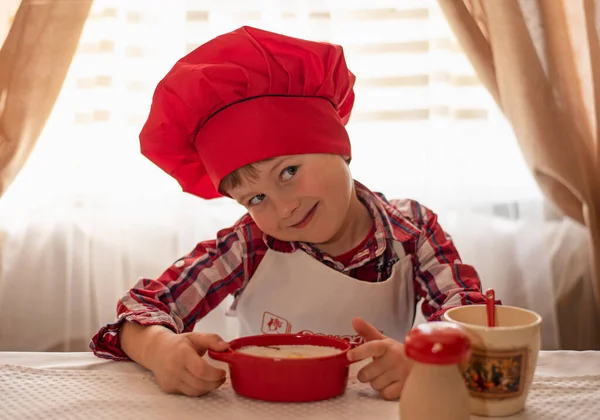 Aşçı şapkalı çocuk pişirme hazırlıyor, Paskalya pastası.