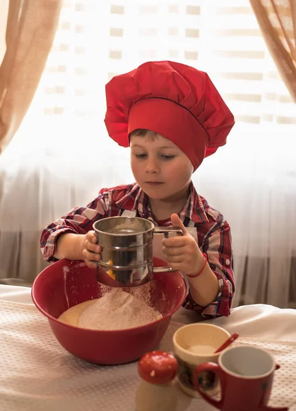 Aşçı şapkalı çocuk pişirme hazırlıyor, Paskalya pastası.