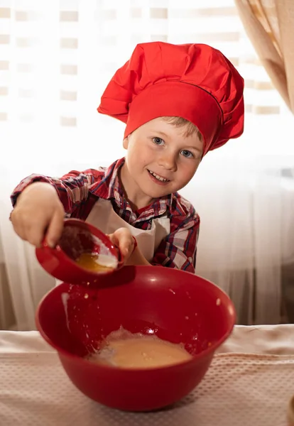 Aşçı şapkalı çocuk pişirme hazırlıyor, Paskalya pastası.