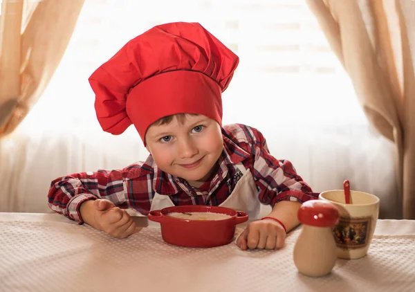 Aşçı şapkalı çocuk pişirme hazırlıyor, Paskalya pastası.