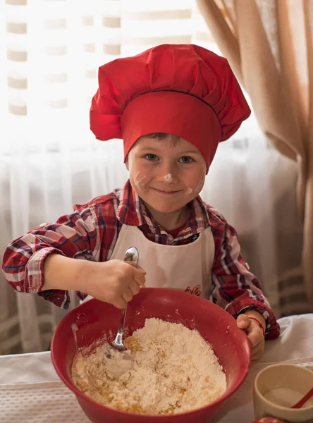 Aşçı şapkalı çocuk pişirme hazırlıyor, Paskalya pastası.