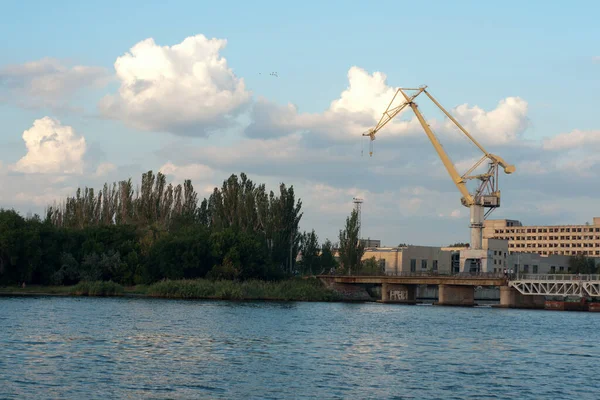 Schiffbauwerk Und Kran Auf Dem Fluss — Stockfoto