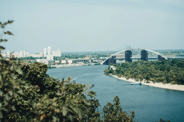 Utsikt Över Floden Och Bron — Stockfoto