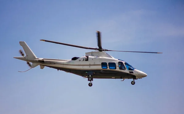 Beyaz helikopter havada.