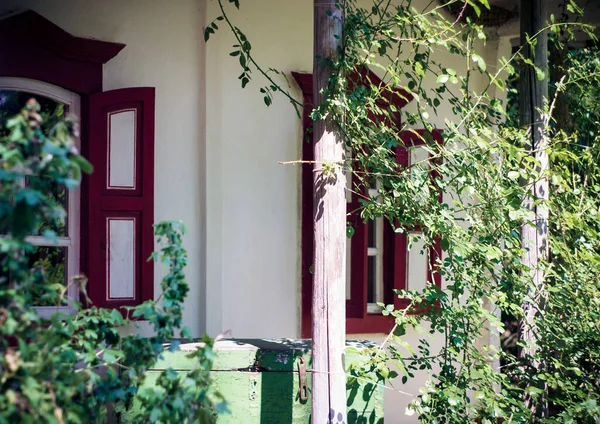 Uma Casa Branca Sob Telhado Palha Aldeia — Fotografia de Stock