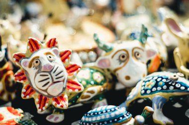 El yapımı seramik oyuncaklar ve hediyelik eşyalar