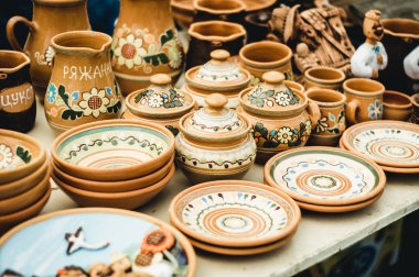 Panayırdaki otantik çömlek.