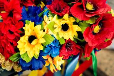 Güneşe yakın çok renkli yapay çiçekler.