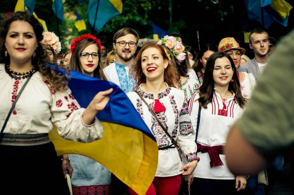 우크라이나 2016 우크라이나 수놓은 셔츠를 소녀들 — 스톡 사진