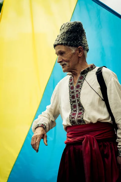 Kyiv, Ukrayna, 28 Mayıs 2016, Ukrayna 'daki nakış festivalinde Kozak kılığına girmiş yaşlı bir adam.