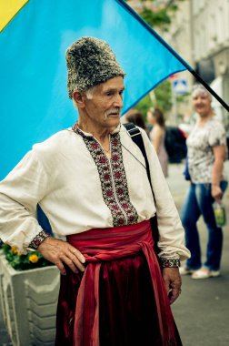 Kyiv, Ukrayna, 28 Mayıs 2016, Ukrayna 'daki nakış festivalinde Kozak kılığına girmiş yaşlı bir adam.