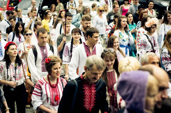 Kiev Ucrânia Maio 2016 Pessoas Vestido Nacional Festival Bordados Ucrânia — Fotografia de Stock