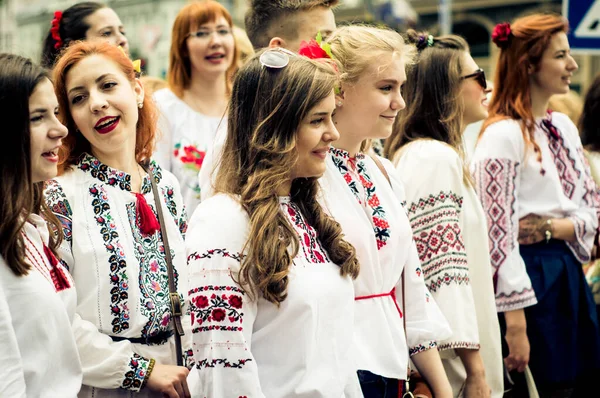 Kijów Ukraina Maja 2016 Dziewczęta Haftowanych Koszulach Festiwalu Haftów Ukrainie — Zdjęcie stockowe