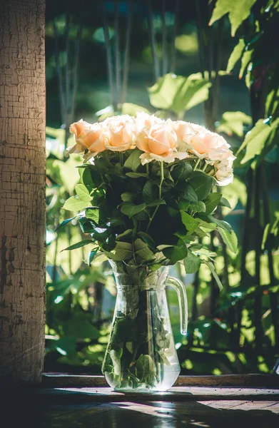 Ντελικάτα Τριαντάφυλλα Γυάλινο Βάζο — Φωτογραφία Αρχείου