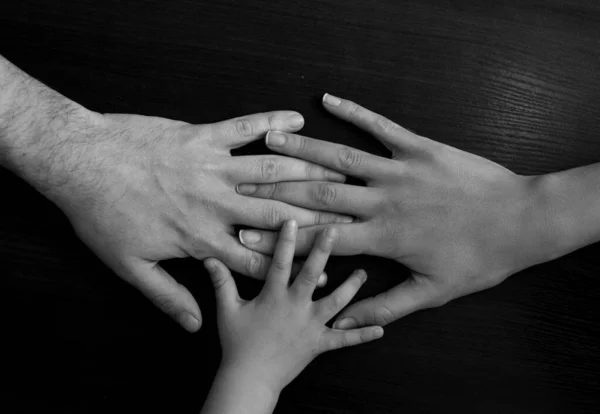 Руки Батьків Дитини — стокове фото
