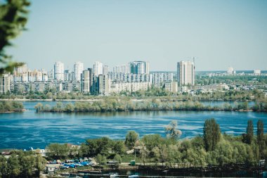 Nehir manzarası, tekneler ve köprü