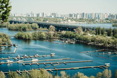 Nehir manzarası, tekneler ve köprü
