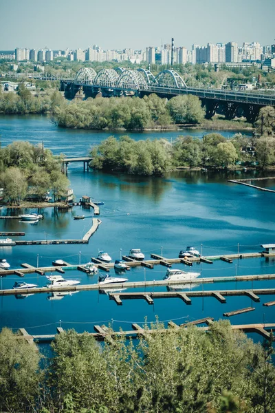 Utsikt Över Floden Båtar Och Bro — Stockfoto