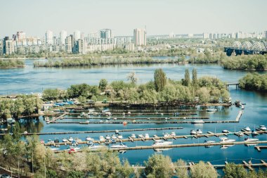 Nehir manzarası, tekneler ve köprü