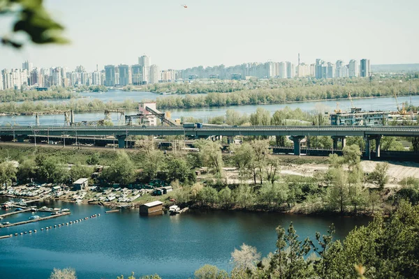 Blick Auf Den Fluss Boote Und Brücke — Stockfoto