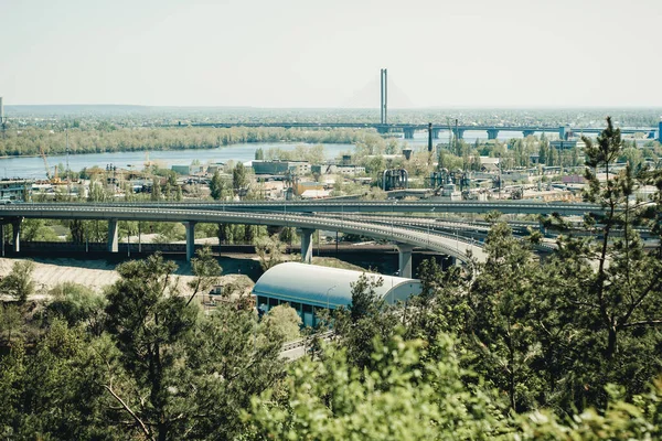 Blick Auf Den Fluss Boote Und Brücke — Stockfoto