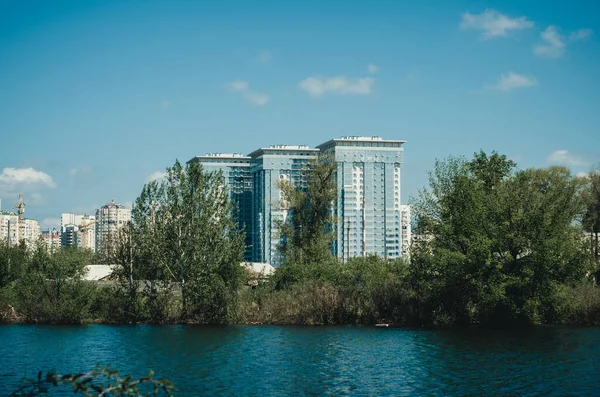 Nya Höga Hus Vid Floden — Stockfoto